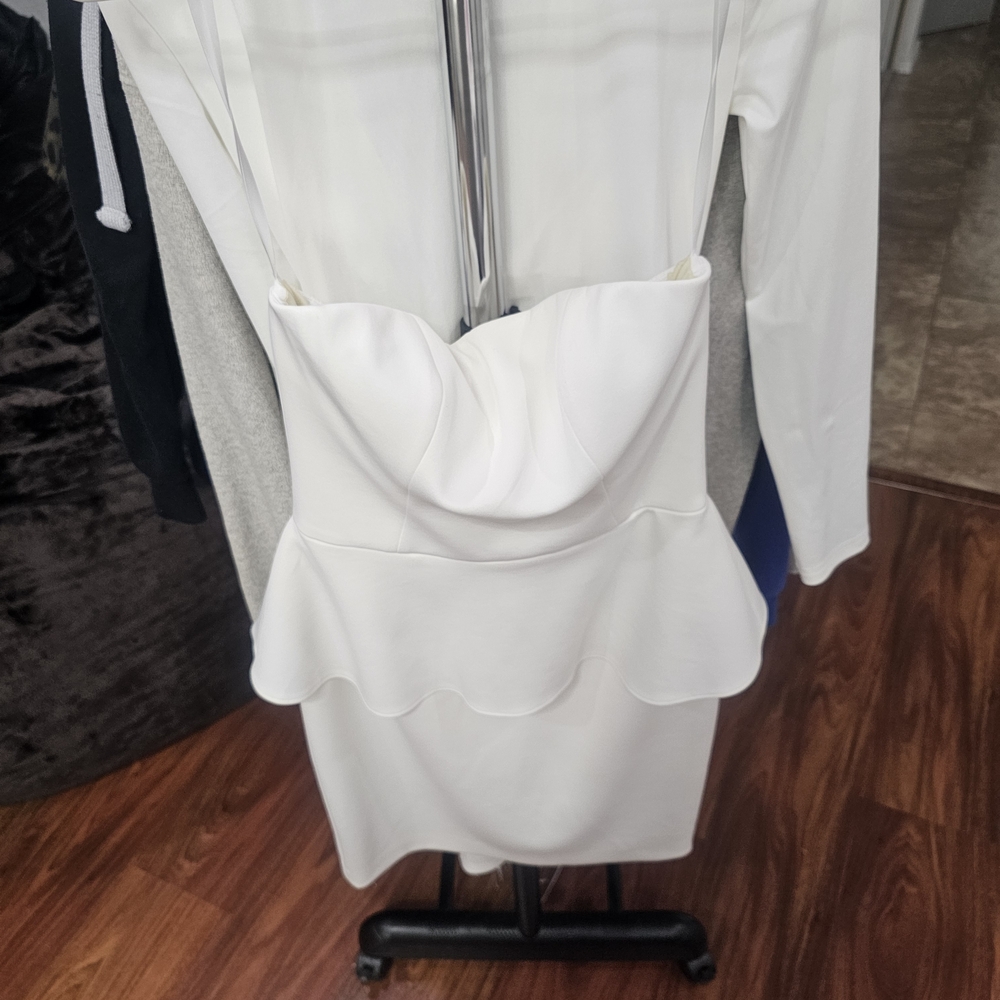 Caché Elegant White Strapless Peplum Dress